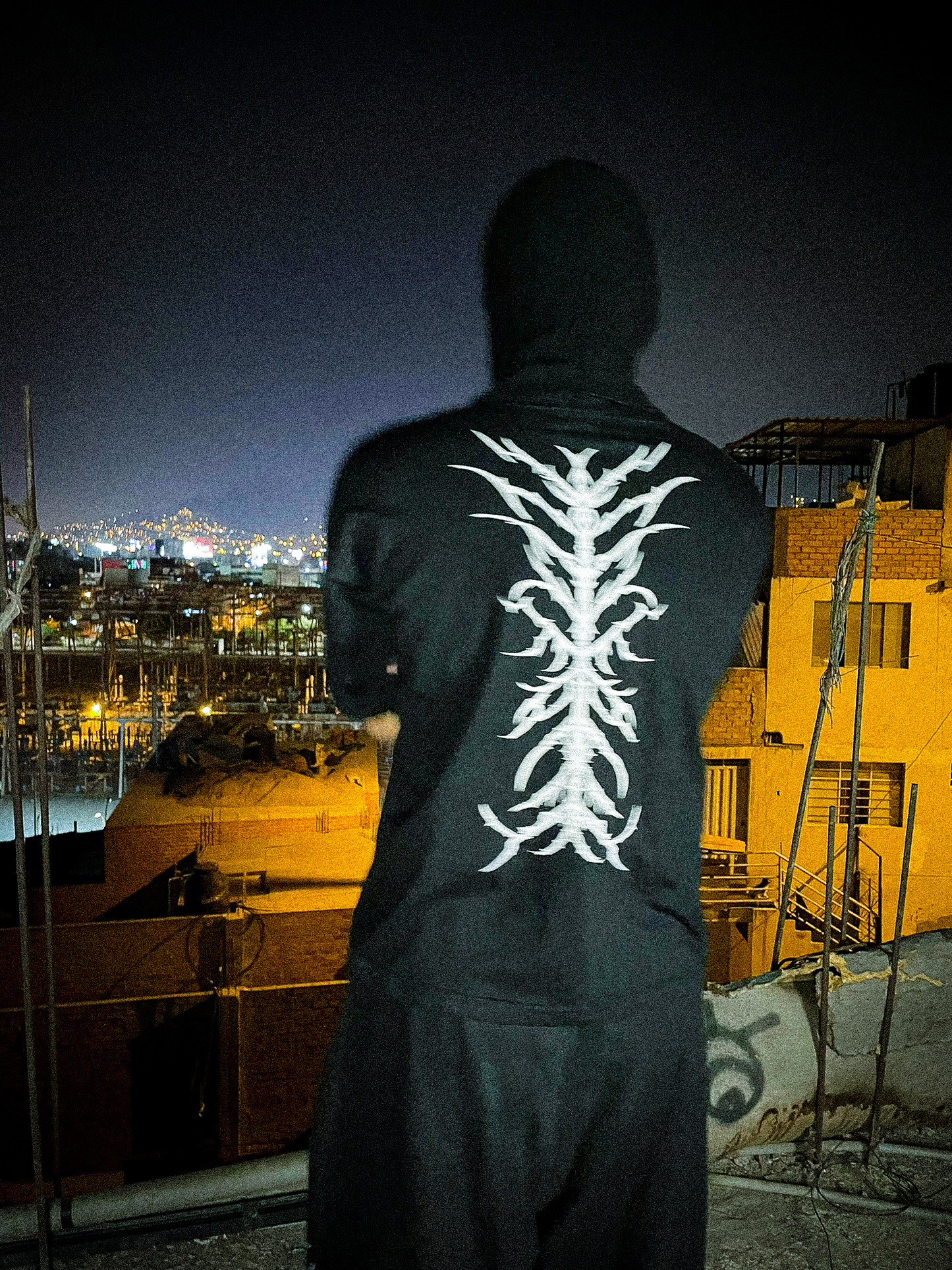 Camiseta "TRIBAL DOUBT" Negra